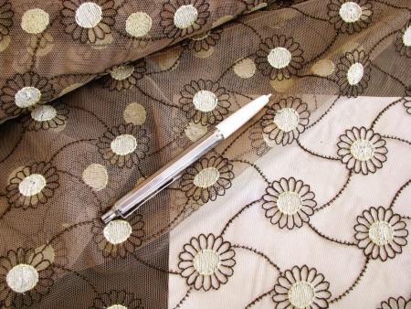1m bestickter Tüll in taupe, mit zarten Blümchen - 1,40m