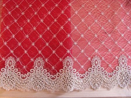 1 Paket/13,2m elastische, bestickte Edel-Spitze - 25% in mohn-rot Fb0102....