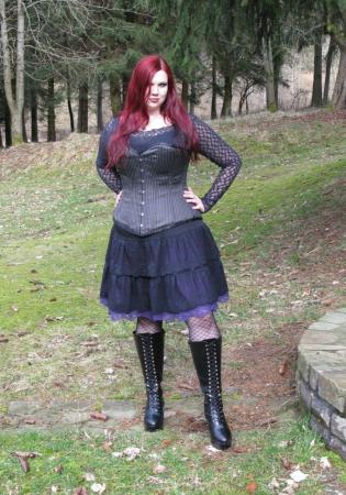 Spitzenshirt mit passendem Spitzenrock im Gothic-Stil