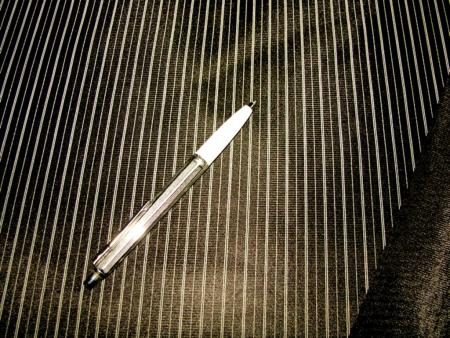 1m Miederstoff mit zarten Nadelstreifen in schwarz/creme -  1,40m
