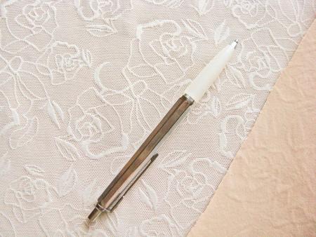 1m Bi-elastischer Spitzen-Mieder-/Strapsgürtelstoff in nude Fb0097... - 1,30m
