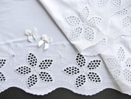 1m feine, bestickte Spitze in rein-weiß Fb2000 - 16cm / Stickbreite 8cm