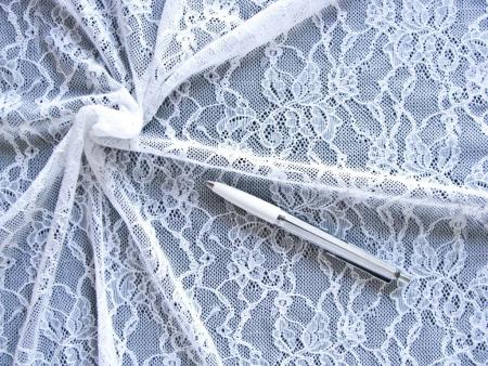 1m bi-elastische All-Over-Spitze in rein-weiß Fb2000 - 1,50m