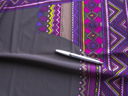 1 Coupon / 1,4cm x 60cm bi-elastische Microfaser "Grey-Violet-Magenta"