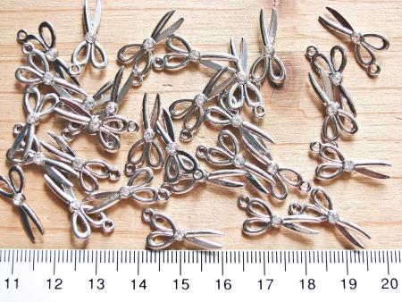 1 Stk. Charmes - Schere mit Glitzerstein in silber/Metall