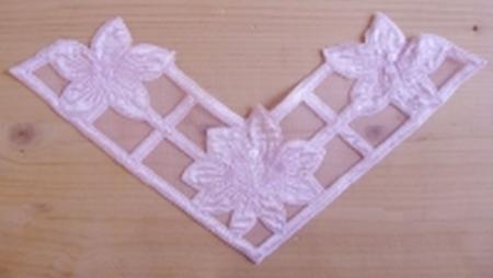 1 Stk. Spitzenapplikation in zartem rosa Fb1056
