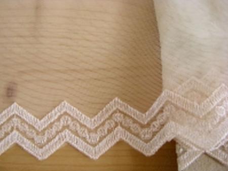 1m elastische, bestickte Spitze in h.creme Fb0778 - 10cm /Stickbreit 3cm 