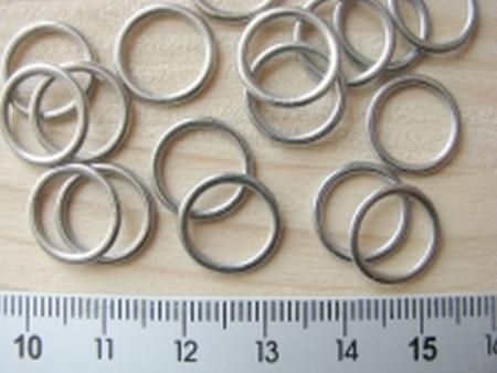 8 Stk. Ringe Metall in silber -10mm