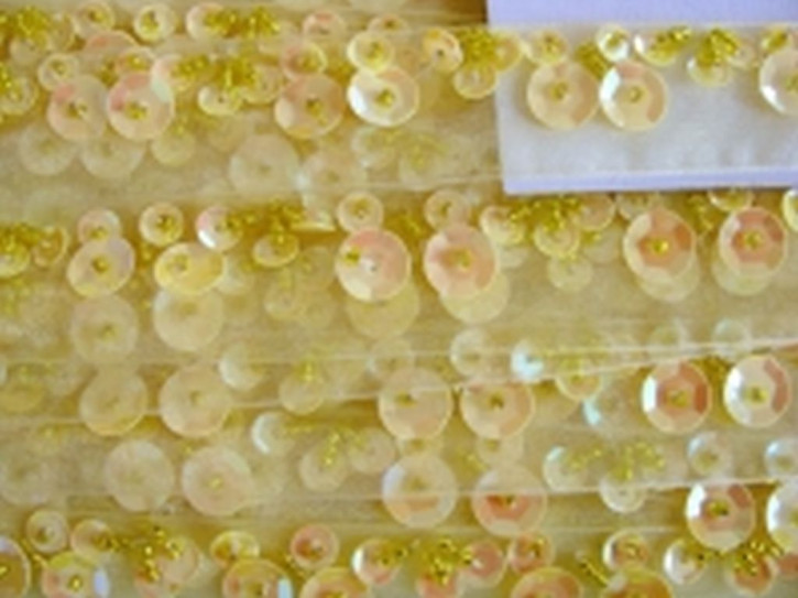 Oranzaband bestickt Pailletten und Perlen in gelb