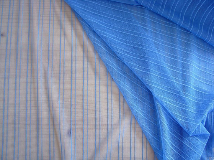 1m bi-elastischer, fein gestreifter Tüll in enzian-blau Fb0815
