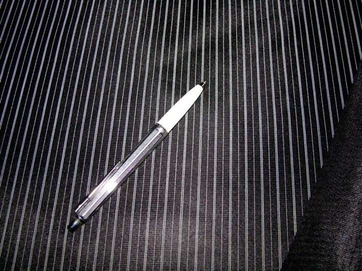 1m Microfaser-Wäschestoff mit zarten Nadelstreifen in schwarz/winter-weiß - 1,50m