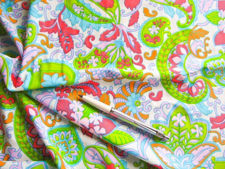 1,9m x 1,5m bi-elastische Microfaser "Apple-green-Paisley"