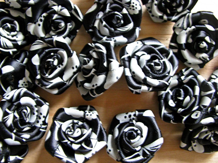 2 Stk.  XL-Rose in schwarz und glas-grau