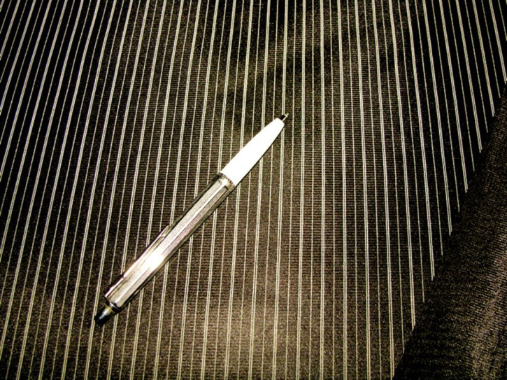 1m Miederstoff mit zarten Nadelstreifen in schwarz/creme -  1,40m