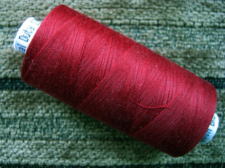 1 Spule Nähgarn in wein-rot Fb0918