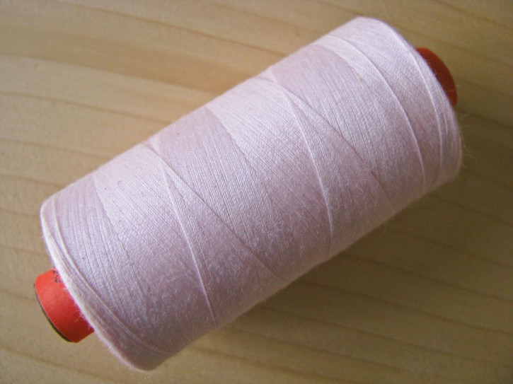 1 Spule AMANN rasant Nähgarn in einem Hauch von puder-rosa Fb1063