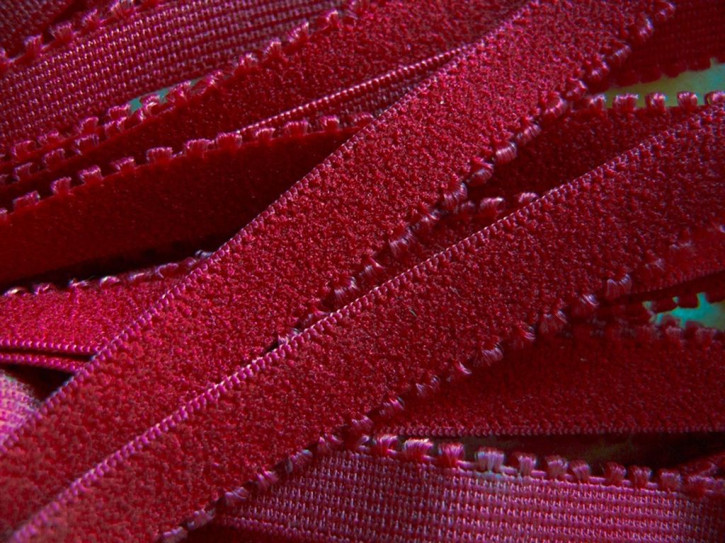 6m Unterbrustgummi in d.kirsch-rot Fb0105 - 10mm inkl. Zackenkante
