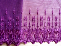 1m elastische, bestickte Spitze in violett und magenta