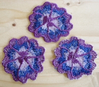 2 Stk. Spitzenapplikationen "Blumen" in violett Fb0046, d.blau Fb0016 und flieder Fb0027