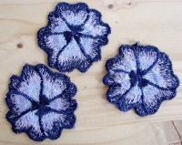 2 Stk. Spitzenapplikationen "Blumen" in d.blau Fb0016, flieder Fb0027 und hellblau Fb0814