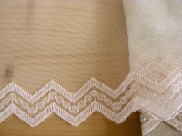 1m elastische, bestickte Spitze in h.creme Fb0778 - 10cm /Stickbreit 3cm 